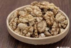 孕期吃什么对胎儿大脑发育好（孕妇在孕期怎样吃核桃好呢）