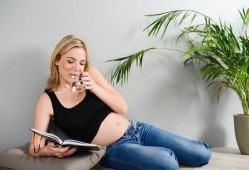 孕期特别爱喝水（孕期特别爱喝水正常吗）