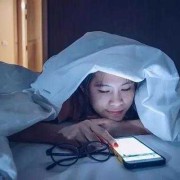怀孕期间熬夜（孕期经常熬夜玩手机对胎儿影响）