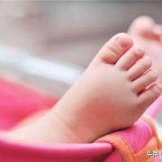 胎儿吃脚趾（胎儿吃脚趾头是怎么回事）