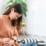 月经前小腹坠胀是怀孕？怀孕的征兆是什么啊,孕期前一个月有什么明显症状吗