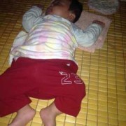 2个月的宝宝饿会睡着吗？宝宝没吃饱有什么症状,孕妇不吃东西胎儿会饿死吗