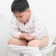 宝宝便秘憋便不拉屎怎么办,胎儿在肚子里憋屎