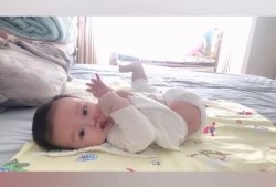 胎儿脚大（宝宝一般几个月开始可以吃到自己的脚呢）