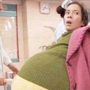 孕妇梦到胎儿踢肚子（怀孕6个月多几天，宝宝晚上猛踢肚子正常吗？动静也太大了）