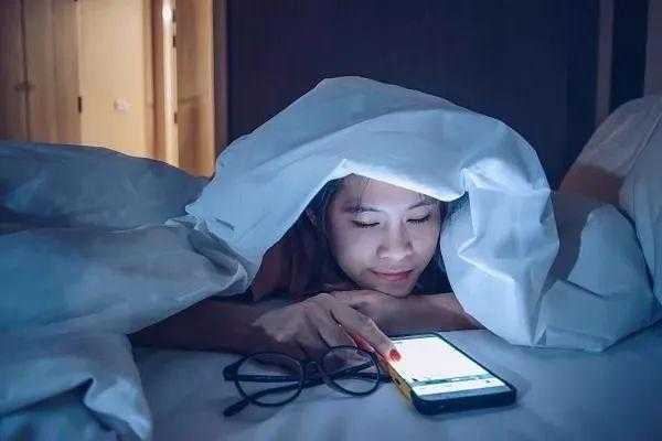 怀孕期间熬夜(孕期经常熬夜玩手机对胎儿影响) 第2张 怀孕期间熬夜(孕期经常熬夜玩手机对胎儿影响) 第2张
