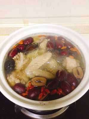孕期能喝鸡汤吗（孕妇煲鸡汤放些什么材料）  第1张