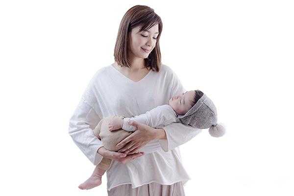 胎儿八个月图片（八个多月的宝宝，为何那么粘妈妈，谁也不要抱）  第2张