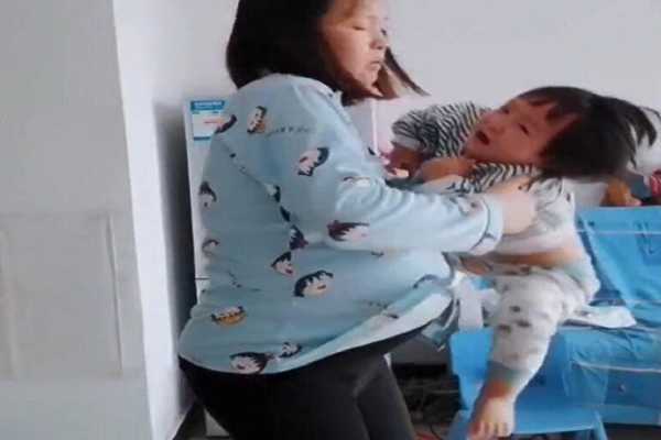 大宝抱小宝的文案,孕期抱大宝会有影响吗  第2张