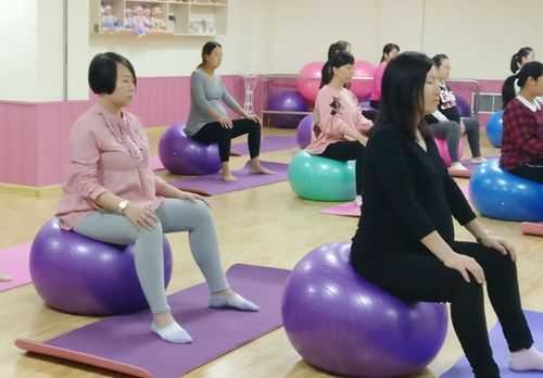 孕妇瑜伽球助产怎么做,孕期瑜伽课程 第1张 孕妇瑜伽球助产怎么做,孕期瑜伽课程 第1张