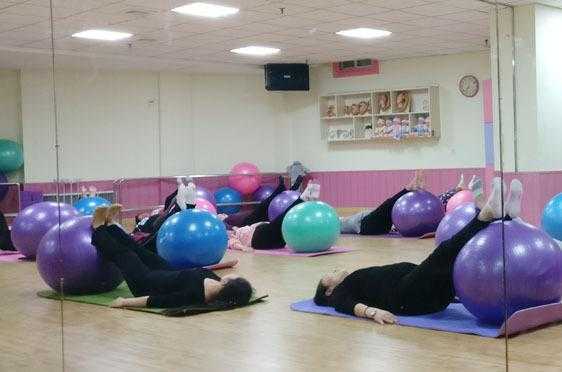 孕妇瑜伽球助产怎么做,孕期瑜伽课程 第3张 孕妇瑜伽球助产怎么做,孕期瑜伽课程 第3张