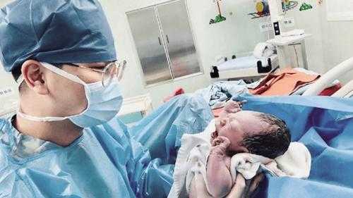 怀孕五个月肚子右上方总感觉有东西顶着是怎么回事,胎儿顶肚子是怎么回事儿  第2张
