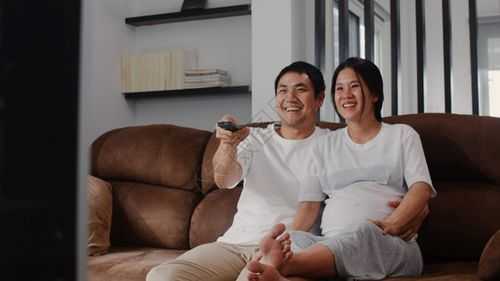 孕期能看电视吗（孕妇坐沙发看电视姿势）  第1张