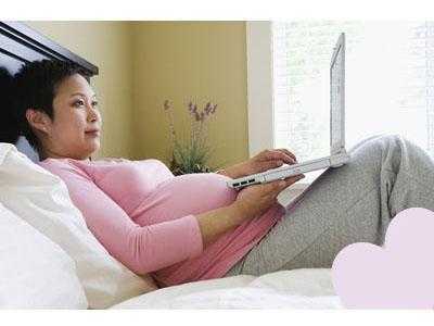 孕期能看电视吗（孕妇坐沙发看电视姿势）  第2张